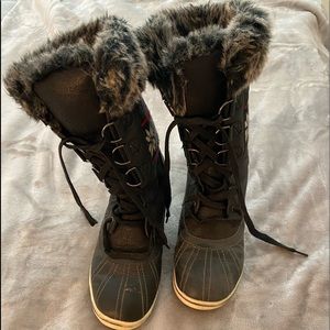 Faux fur lined snow boots